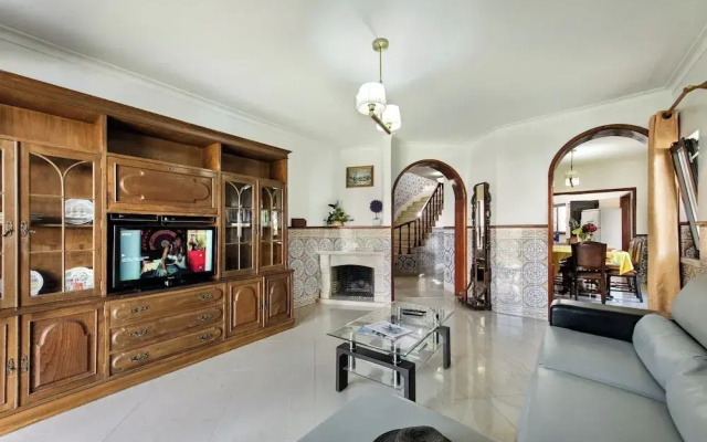 Residential Cul-de-sac Walking Distance to Centre, Private Pool, Free AC & Wifi