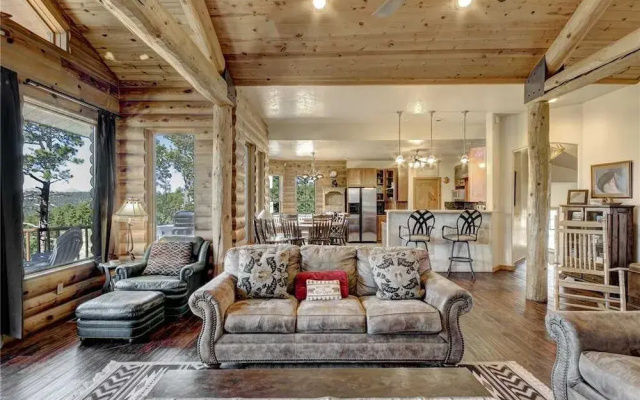 Blue Lake Lodge - Seven Bedroom Cabin with Hot Tub
