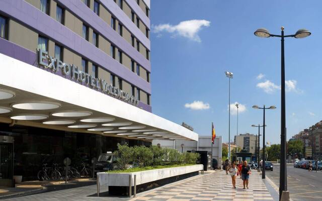 Expo Hotel вид на фасад