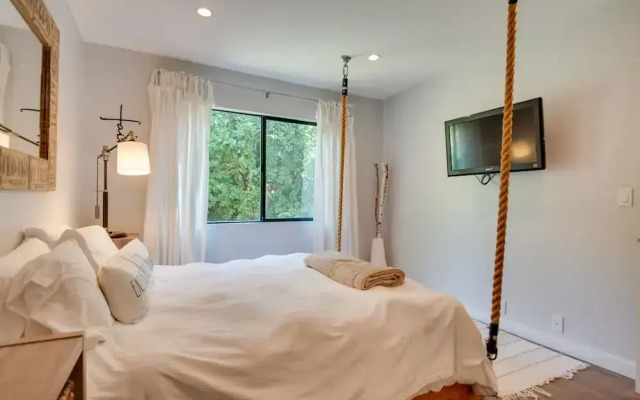 Malibu Retreat w/ Balcony & Mountain Views