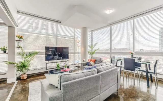 Upscale 2BR Condo - King Bed - Stunning City Views