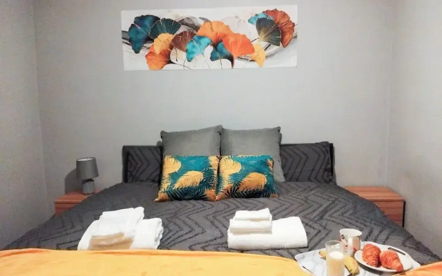 Corby - Sleeps 5 - Parking - Town Centre