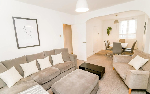 New City House, Great Location - With Parking