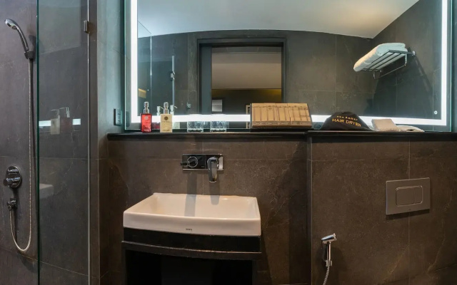 The Gravitique Hotel Khaosan