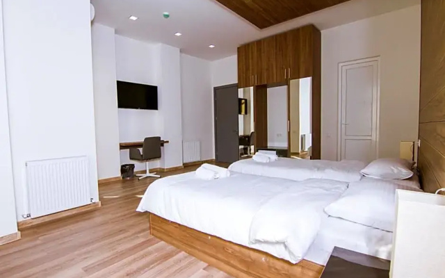 Deluxe Quintuple room with balcony and with mountain view · Victoria Inn Tbilisi Hotel — photo 2