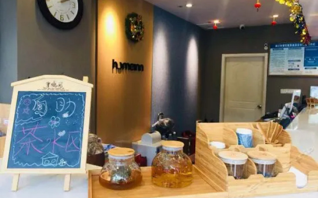 Home Inn (Haikou Qiongzhou Avenue East High-speed Railway Station)