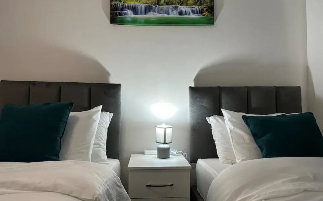 House Sleeps 7 - Contractors, Free Parking