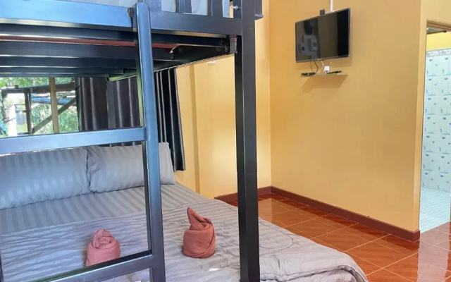 Rain Tree Cafe & Homestay