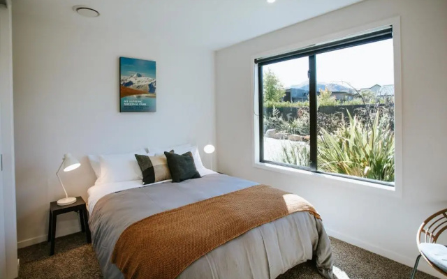 Minaret Ridge - Sleeps 8 - Mountain Views