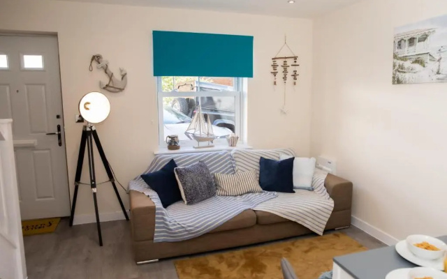 Lovely 2-Bedroom Seaside Retreat with Free Parking