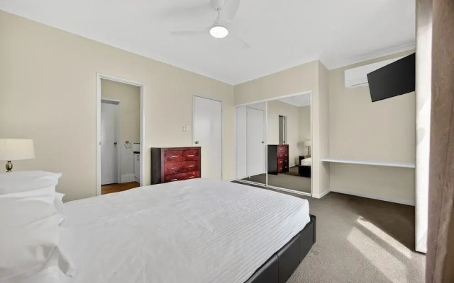 Serene 2-bed Apartment by the Canal