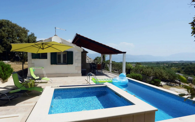Modern Villa in Škrip with Swimming Pool