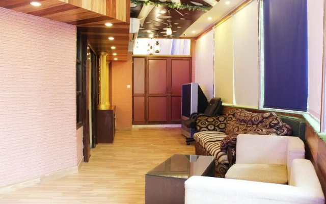 OYO 2407 Hotel Gera's M1