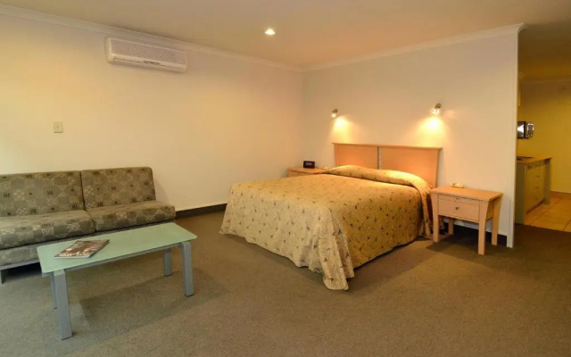 Senator Motor Inn