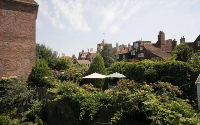 Medieval Town House - Walled Garden Sleeps 8