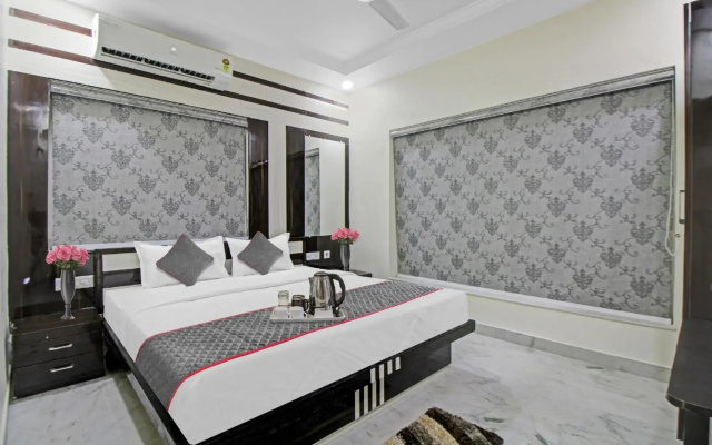 OYO Townhouse 1128 Hotel Royal Palm Inn