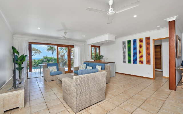 Reeflections Beachfront Holiday House