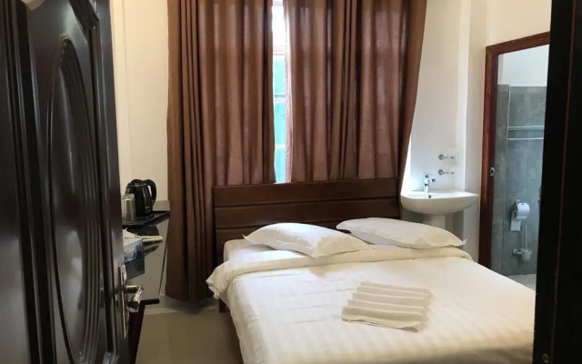 OYO 575 White Rose Residence