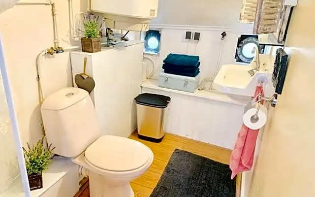 Romantic Houseboat