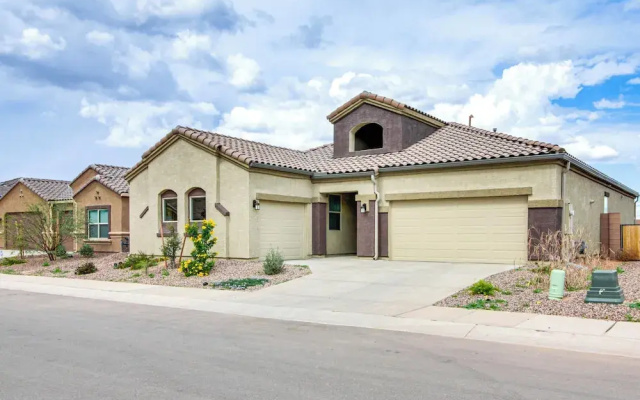 Marana Home w/ Pool Access & Mountain Views!