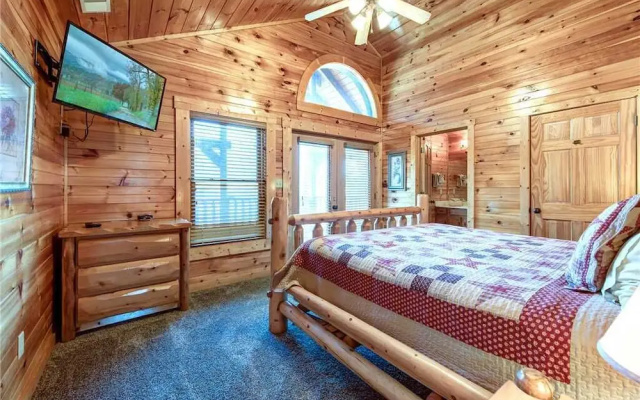 Hemlock Inn - Eight Bedroom Cabin
