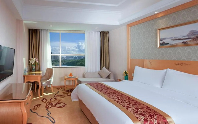 Vienna Hotel (Shenzhen Guanlan Changhu Metro Station) )