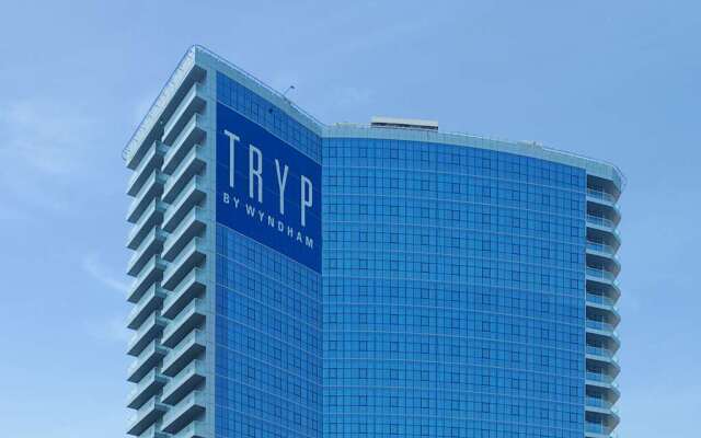 Отель TRYP by Wyndham Dubai вид на фасад