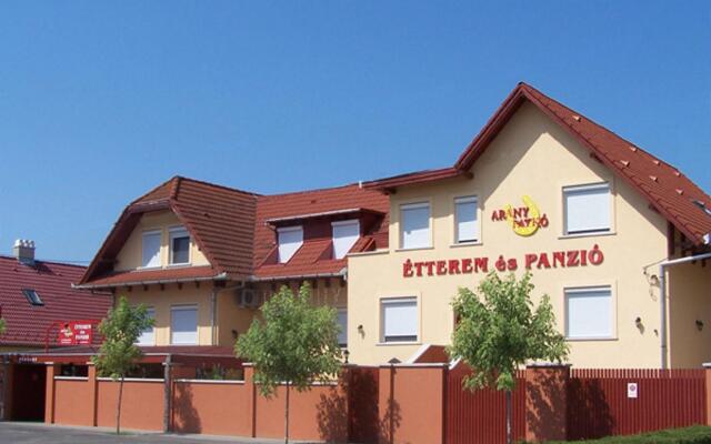 Arany Patkó Hotel & Restaurant вид на фасад