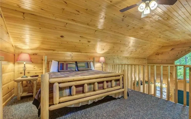 Bearadise 1 Bedroom Home with Hot Tub