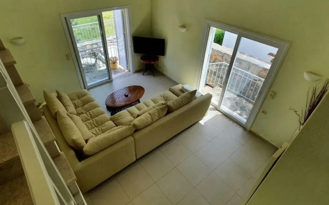 Plaka-sleeps4-parking-pool-hottub-seaviews