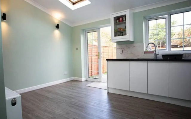 Cozy 3-bedroom Home in Luton