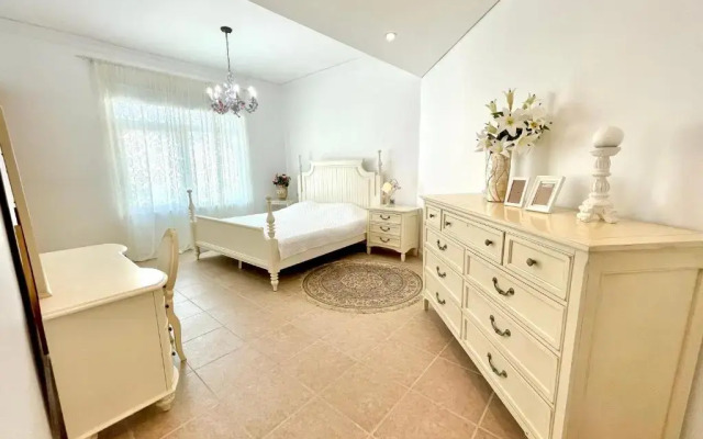 Luxury, Spacious, Beachfront, 3BD Apartment with private beach access!