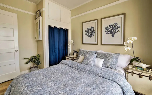 Charming Renovated Avalon Townhome, Walk to Beach!