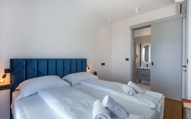 Villa Yana with Pool and Sea View