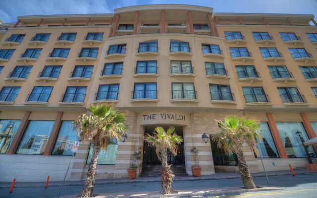 Отель Golden Tulip Vivaldi Hotel Мальта, Сан Джулианс - 2 отзыва об отеле, цены и фото номеров - забронировать отель Golden Tulip Vivaldi Hotel онлайн вид на фасад