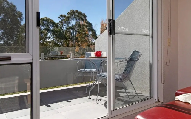 Horizons 216 - Lake Jindabyne Waterfront
