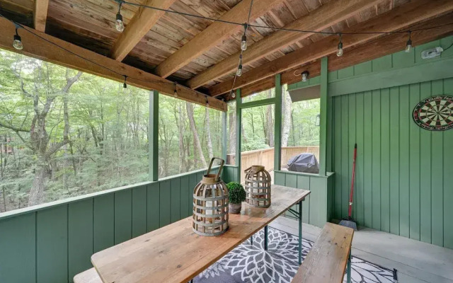 Peaceful Brevard Mountain Cabin: Hike, Golf & Swim