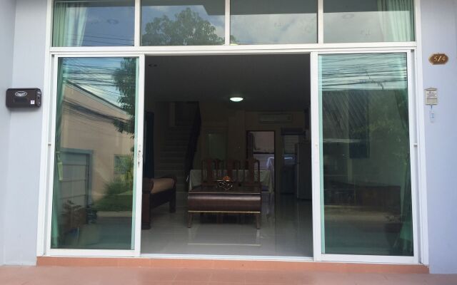 Отель Krabi Town Sleeps 8 With Kitchen вид на фасад