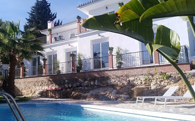 Отель Boutique X Pueblo Benalmadena вид на фасад