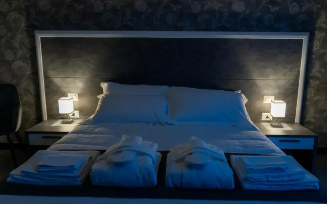 Skyline Rooms & Suites