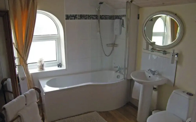 Ascot House Hotel