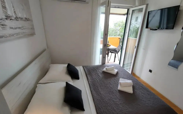 A4 Beachfront apt With big Terrace and sea View