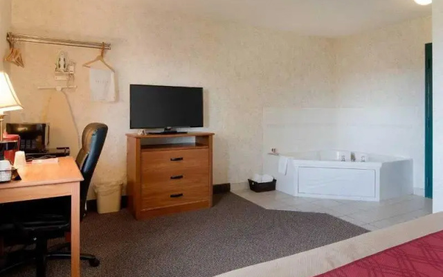Econo Lodge Inn & Suites Farmington