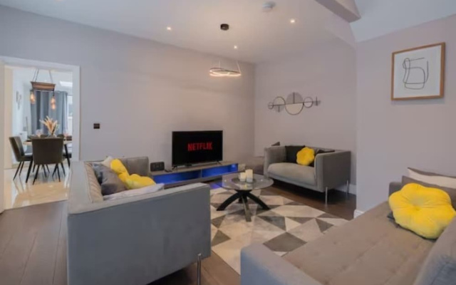 Luxury 3BR W Garden Parking Near Spurs Stadium