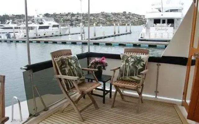 Dockside Yacht Lodging