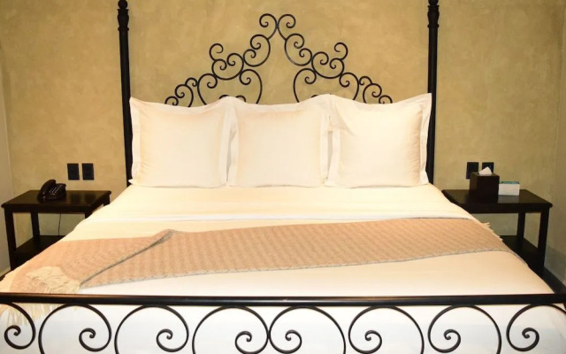 Hotel Bouquet (Adults Only)