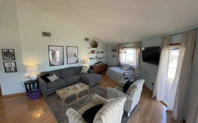 46221 Oramar Drive House by RedAwning