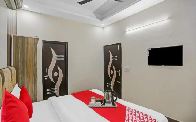 OYO Flagship 70247 Hotel Lavish