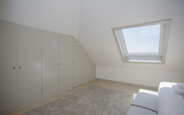 Liiiving - Luxury Beachfront Apartment V