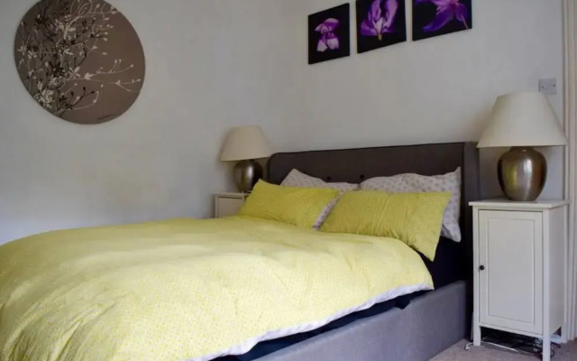 1 Bedroom Apartment With Large Garden in West London